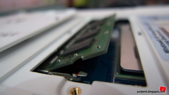 [change laptop DDR2 memory_005[4].jpg]
